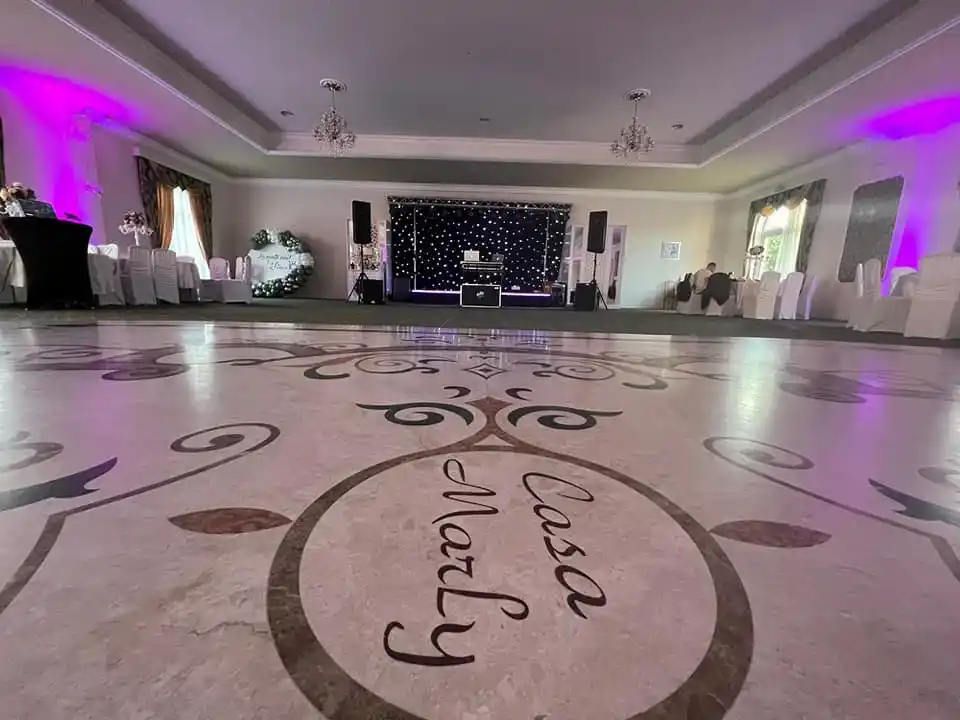 Ringul de dans cu inscripția Casa Marly